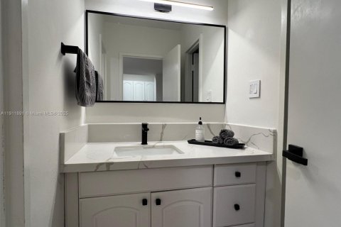 Condo in Miami Beach, Florida  № 1973374 - photo 28