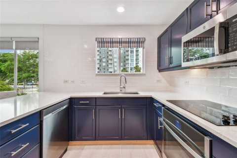 Townhouse in Saint Petersburg, Florida 3 bedrooms, 170.48 sq.m. № 1629455 - photo 9