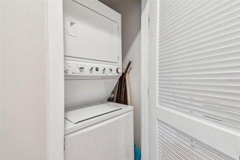 Townhouse in Saint Petersburg, Florida 3 bedrooms, 170.48 sq.m. № 1629455 - photo 16