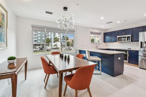 Townhouse in Saint Petersburg, Florida 3 bedrooms, 170.48 sq.m. № 1629455 - photo 5