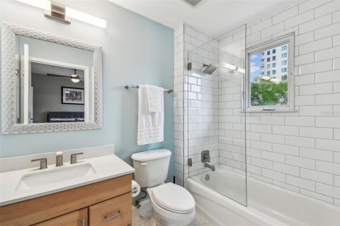Townhouse in Saint Petersburg, Florida 3 bedrooms, 170.48 sq.m. № 1629455 - photo 15