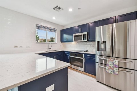 Townhouse in Saint Petersburg, Florida 3 bedrooms, 170.48 sq.m. № 1629455 - photo 6