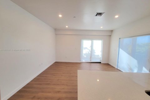 Appartement à louer à Hollywood, Floride: 2 chambres, 1704.85 m2 № 1742054 - photo 10
