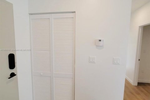 Appartement à louer à Hollywood, Floride: 2 chambres, 1704.85 m2 № 1742054 - photo 11