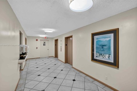 Copropriété à vendre à Hallandale Beach, Floride: 1 chambre, 76.92 m2 № 1898036 - photo 18