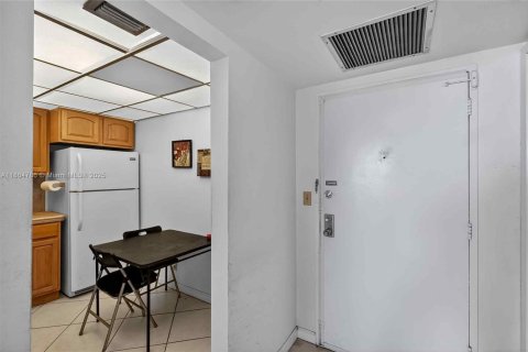 Copropriété à vendre à Hallandale Beach, Floride: 1 chambre, 76.92 m2 № 1898036 - photo 23