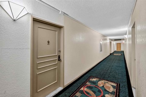 Copropriété à vendre à Hallandale Beach, Floride: 1 chambre, 76.92 m2 № 1898036 - photo 19