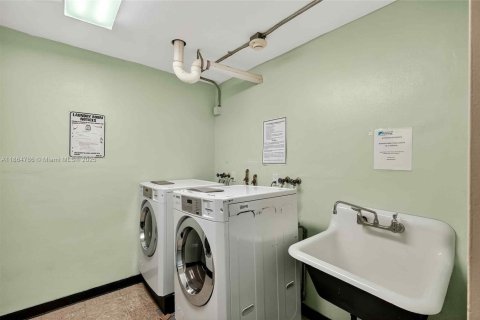 Copropriété à vendre à Hallandale Beach, Floride: 1 chambre, 76.92 m2 № 1898036 - photo 9