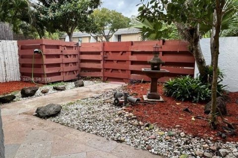 Townhouse in Hollywood, Florida 3 bedrooms, 152.36 sq.m. № 2003837 - photo 2