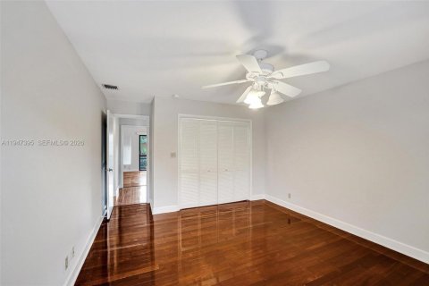 Townhouse in Hollywood, Florida 3 bedrooms, 152.36 sq.m. № 2003837 - photo 15