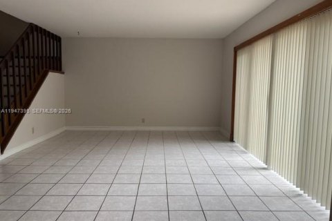 Townhouse in Hollywood, Florida 3 bedrooms, 152.36 sq.m. № 2003837 - photo 3