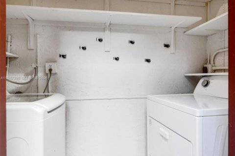 Townhouse in Hollywood, Florida 3 bedrooms, 152.36 sq.m. № 2003837 - photo 22