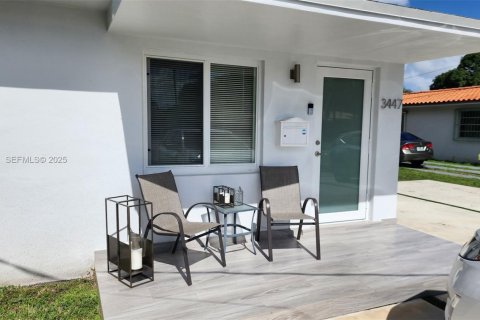 Снять в аренду виллу или дом в Майами, Флорида 2 спальни, 69.68м2, № 1992109 - фото 3