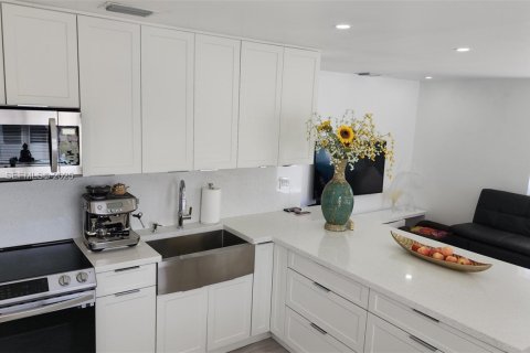 Снять в аренду виллу или дом в Майами, Флорида 2 спальни, 69.68м2, № 1992109 - фото 9