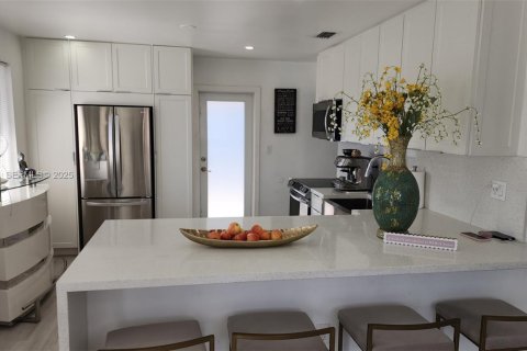 Снять в аренду виллу или дом в Майами, Флорида 2 спальни, 69.68м2, № 1992109 - фото 8