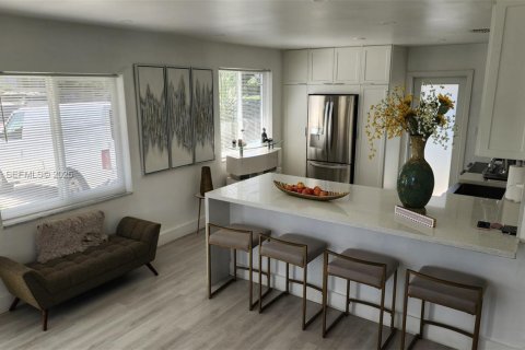 Снять в аренду виллу или дом в Майами, Флорида 2 спальни, 69.68м2, № 1992109 - фото 5