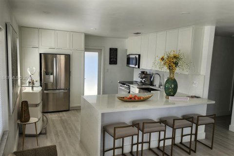 Снять в аренду виллу или дом в Майами, Флорида 2 спальни, 69.68м2, № 1992109 - фото 4