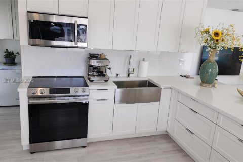 Снять в аренду виллу или дом в Майами, Флорида 2 спальни, 69.68м2, № 1992109 - фото 10