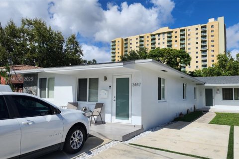 Снять в аренду виллу или дом в Майами, Флорида 2 спальни, 69.68м2, № 1992109 - фото 1