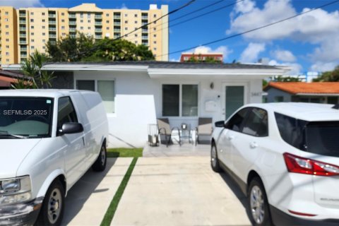 Снять в аренду виллу или дом в Майами, Флорида 2 спальни, 69.68м2, № 1992109 - фото 2