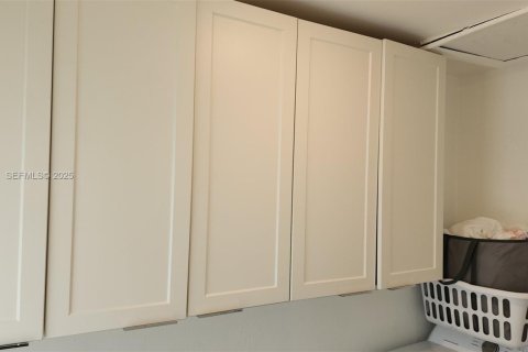 Снять в аренду виллу или дом в Майами, Флорида 2 спальни, 69.68м2, № 1992109 - фото 11