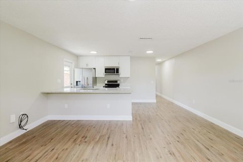 Commercial property in Lakeland, Florida 6 bedrooms, 211.35 sq.m. № 2112819 - photo 3