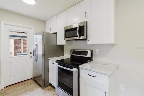 Commercial property in Lakeland, Florida 6 bedrooms, 211.35 sq.m. № 2112819 - photo 4