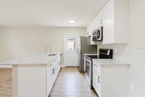 Commercial property in Lakeland, Florida 6 bedrooms, 211.35 sq.m. № 2112819 - photo 9