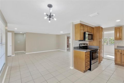 House in Tampa, Florida 2 bedrooms, 122.54 sq.m. № 1736267 - photo 11