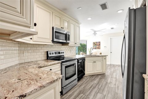 Купить таунхаус в Уэст-Палм-Бич, Флорида 3 спальни, 166.95м2, № 1972077 - фото 18